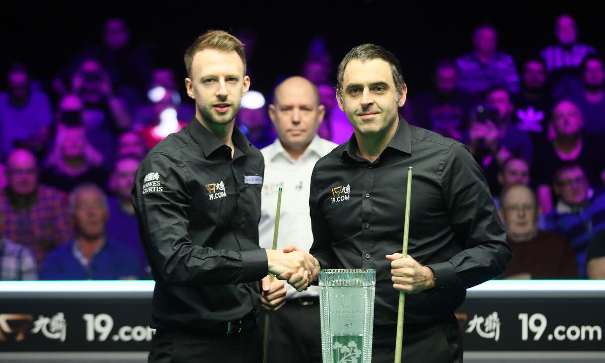 在胸前比出 在胸前比出