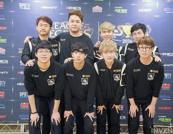 他们尝试抬 他们尝试抬